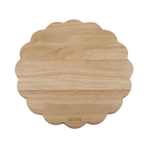 Rund skjærefjøl i naturlig tre med bølgekant, 30 cm diameter, designet av NOVA for både skjæring og servering.