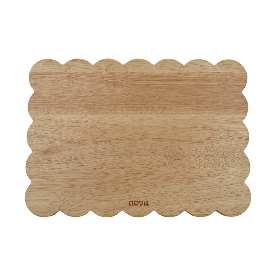 Nova Billie skjærefjøl i tre med bølgekant, rektangulær form, måler 35x25 cm, egnet for skjæring og servering.