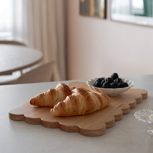 Nova Billie skjærefjøl med croissanter og bær, dekorativ bruksfølelse for servering av mat.