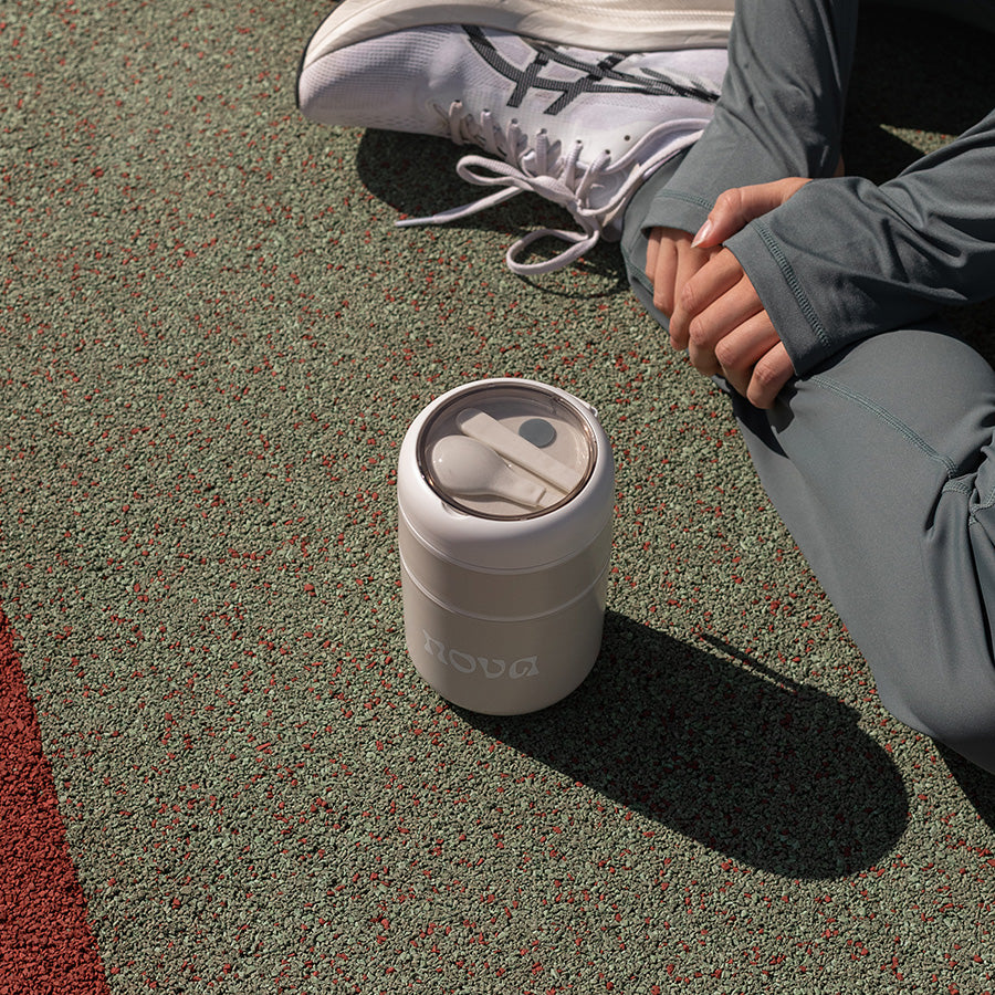 Nova mattermos i creme-farge står på sportflater, klar til bruk, med fokus på stil og funksjonalitet.