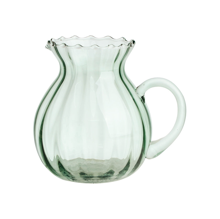 Nova Lottie mugge i friskt grønt optisk glass med buet form og bølgekant, perfekt for servering av kalde drikker som vann og limonade.