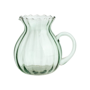 Nova Lottie mugge i friskt grønt optisk glass med buet form og bølgekant, perfekt for servering av kalde drikker som vann og limonade.