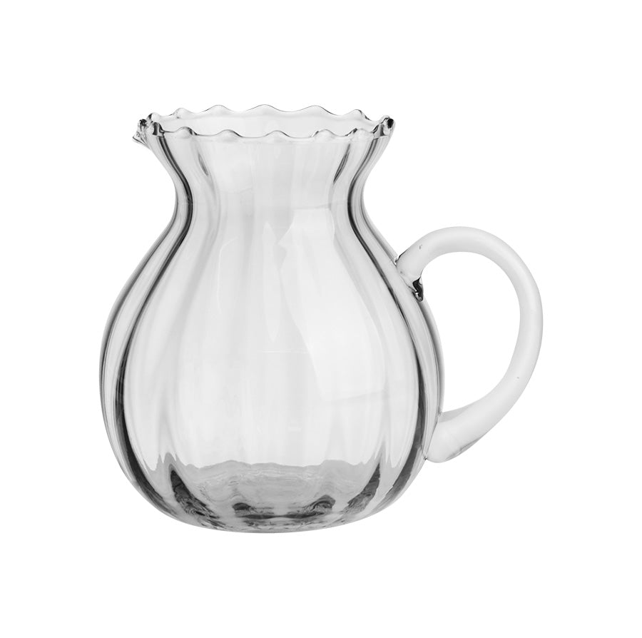 Elegant Nova Lottie mugge i optisk glass med buet silhuett, romslig 2,5 liter, perfekt for kalde drikker.