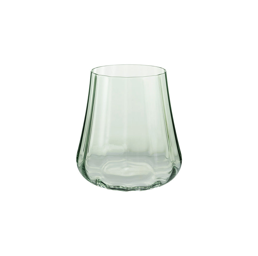 Elegant vannglass i grønn med rillet design, perfekt for borddekking.