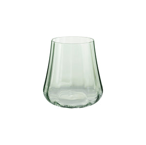 Elegant vannglass i grønn med rillet design, perfekt for borddekking.
