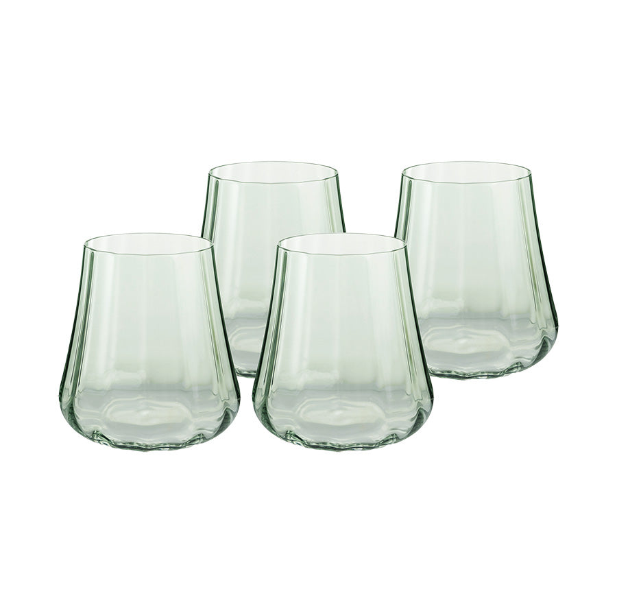 Sett med fire vannglass i grønn farge med stilrent rillet design, ideelt til sommerlige drikker.