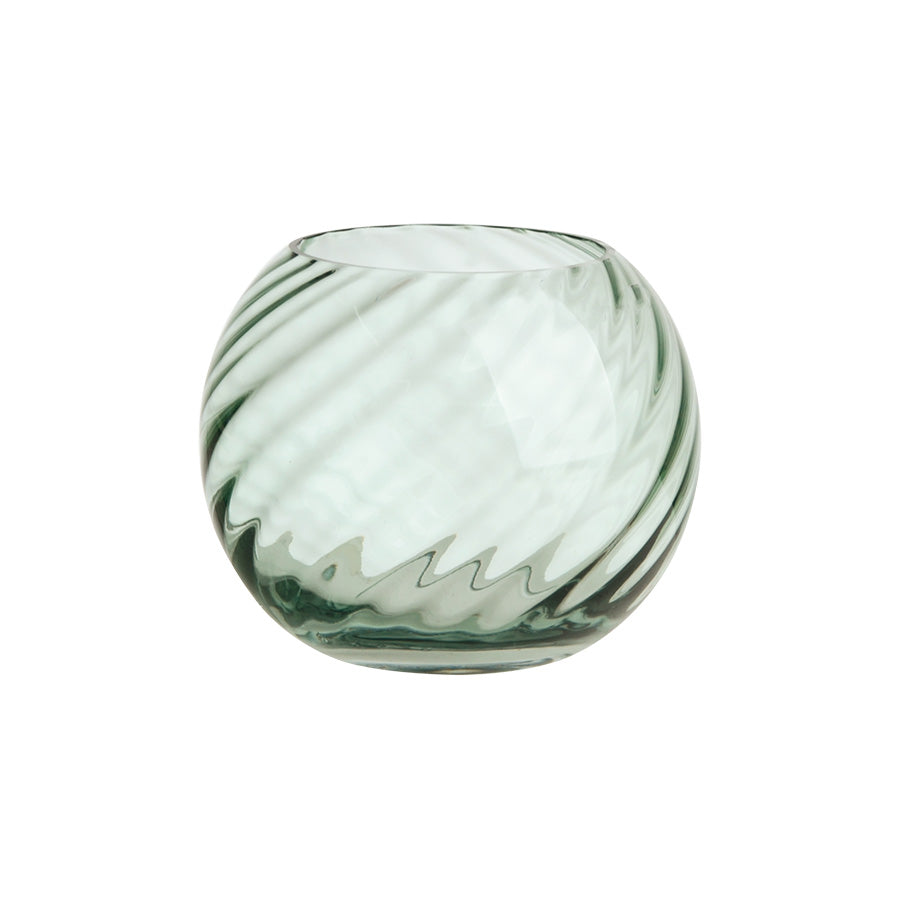 Nova Lottie vase i grønt optisk glass, rund kuleformet design med spiralstruktur, ideell for kortstilkede blomster og borddekorasjoner.