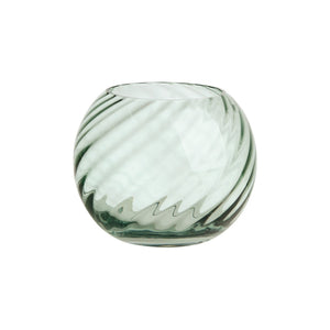 Nova Lottie vase i grønt optisk glass, rund kuleformet design med spiralstruktur, ideell for kortstilkede blomster og borddekorasjoner.
