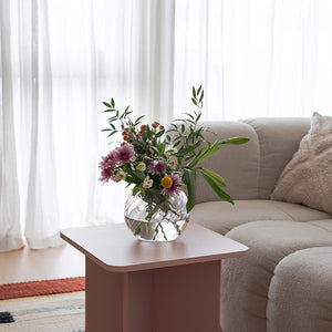 Nova Lottie vase i optisk glass med bukett blomster plassert på et bord i stue, perfekt for dekorasjon