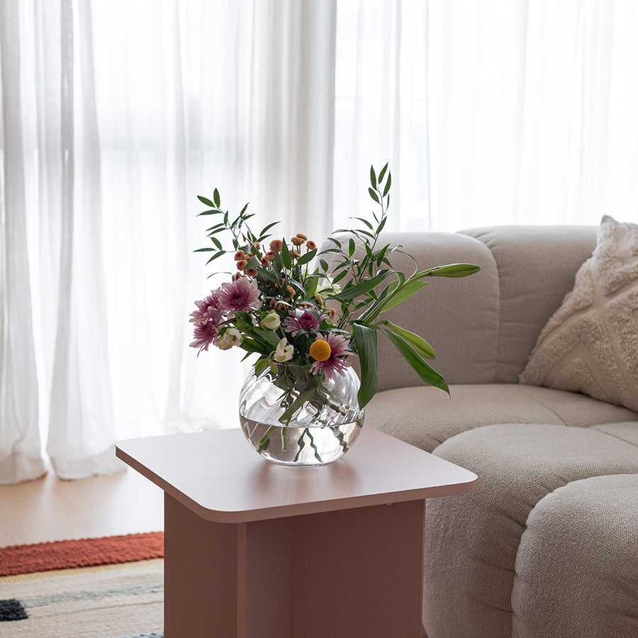 Nova Lottie vase i optisk glass med bukett blomster plassert på et bord i stue, perfekt for dekorasjon