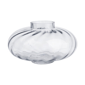 Nova Lottie vase i klart optisk glass med bred, lav silhuett, perfekt for blomsterarrangementer