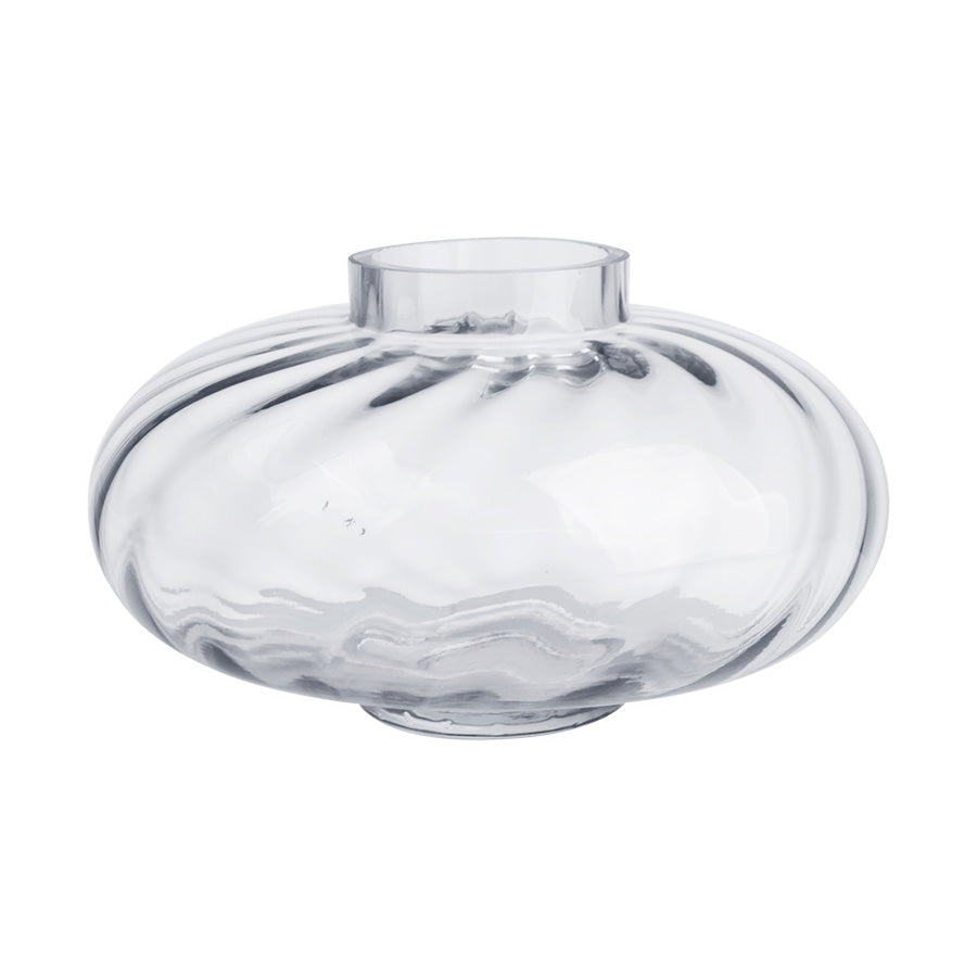 Nova Lottie vase i klart optisk glass med bred, lav silhuett, perfekt for blomsterarrangementer