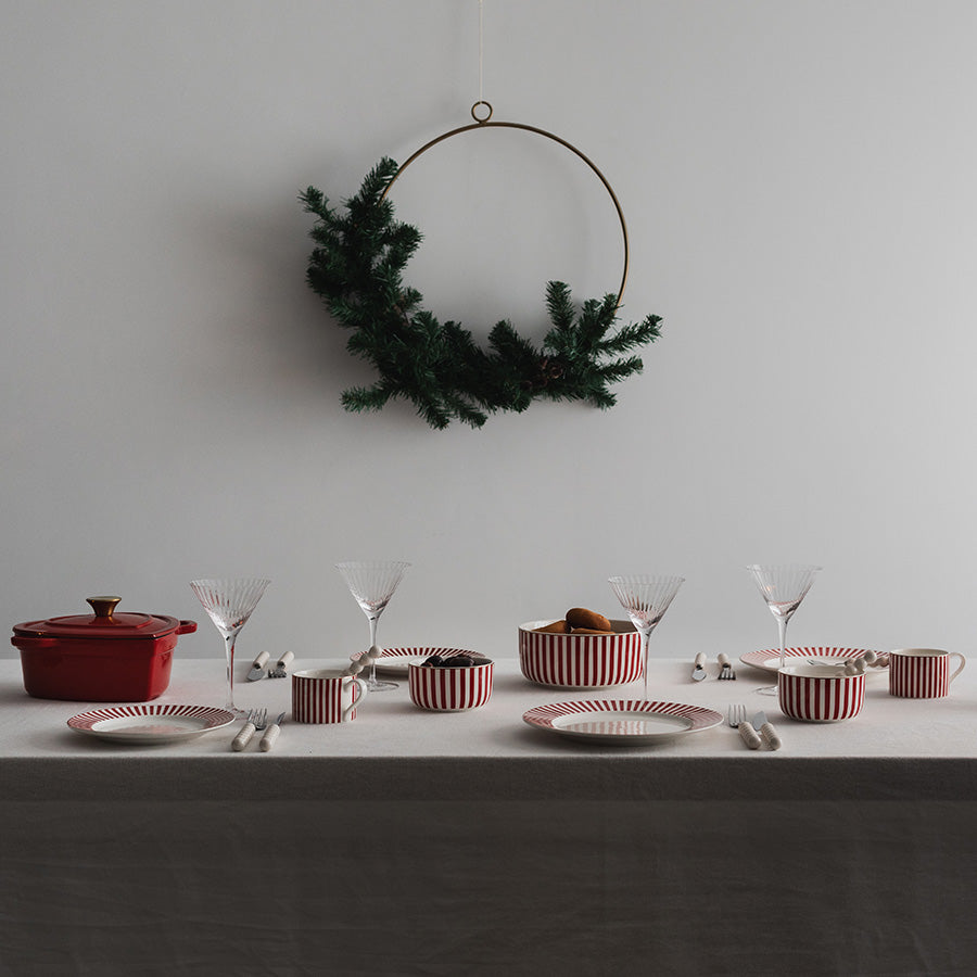 Elegant bordoppsett med flere Nova Abby Boller 12cm Rød m/Gull dekal, deriblant rød bolle med snacks, perfekt for festlige anledninger.