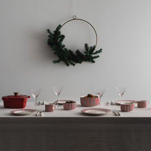 Elegant bordoppsett med flere Nova Abby Boller 12cm Rød m/Gull dekal, deriblant rød bolle med snacks, perfekt for festlige anledninger.