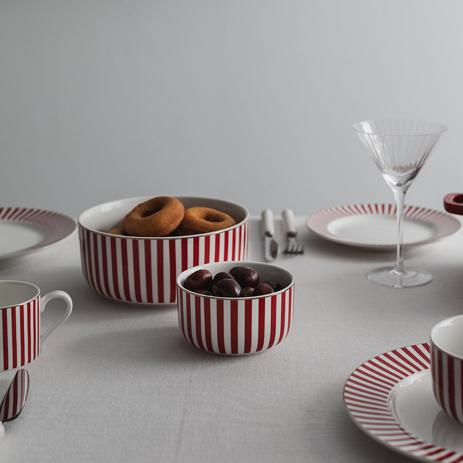 Borddekorasjon med Nova Abby Bolle 12cm Rød m/Gull dekal, fylt med donuts og bær, som gir en nostalgisk atmosfære.