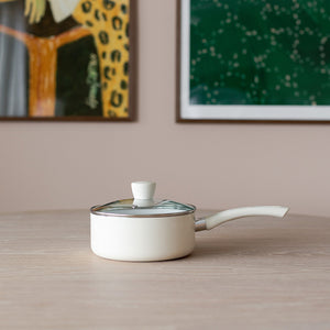 NOVA Nova Dynamic Kasserolle Keramisk Bunn 18cm Krem plassert på et bord, elegant design for moderne kjøkken.