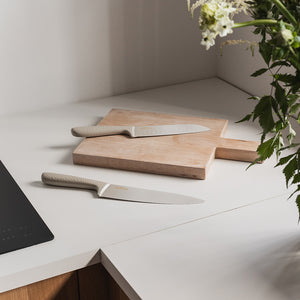 NOVA Nova Dynamic Knivsett Beige Hamret 2pk – knivene brukes på skjærefjøl med urter og moderne beige stil (Knivsett)