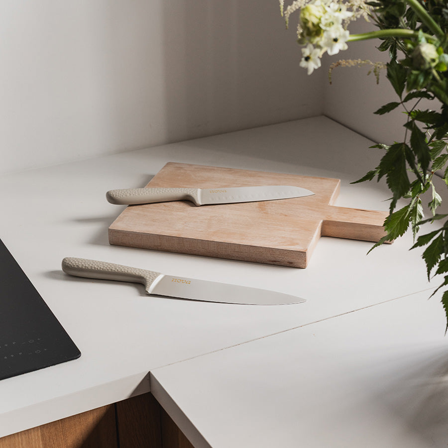 NOVA Nova Dynamic Knivsett Beige Hamret 2pk – knivene brukes på skjærefjøl med urter og moderne beige stil (Knivsett)
