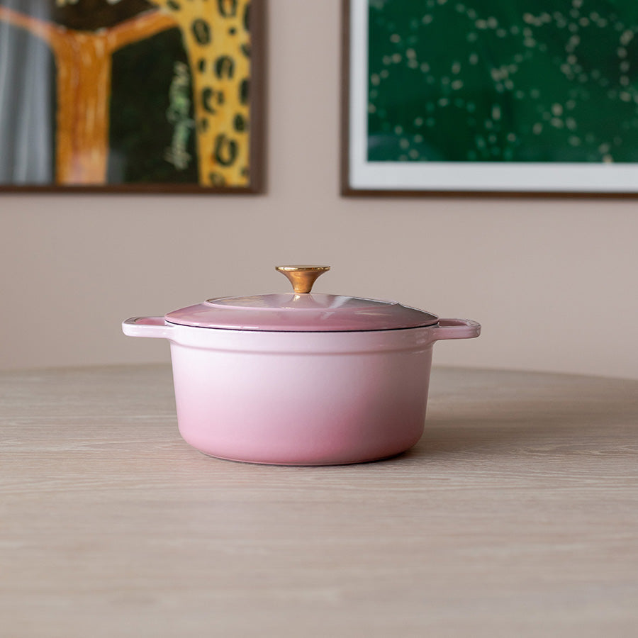 NOVA Nova Dynamic Støpejernsgryte 4,3L 24 cm Rosa – emaljert støpejernsgryte med lokk på bordet