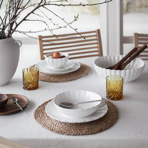 Nova Lilly Bolle 13cm Hvit - klassisk dekorerte spisebord med hvite boller og gule, brune drikkeglass.