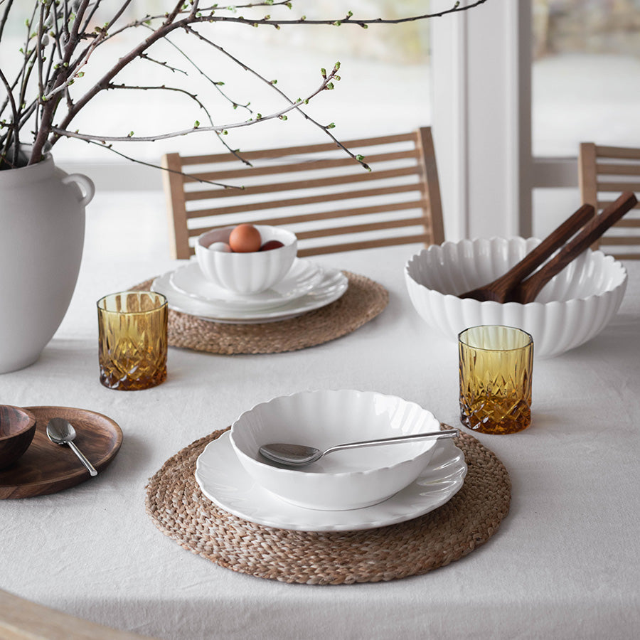 Nova Lilly Bolle 13cm Hvit - klassisk dekorerte spisebord med hvite boller og gule, brune drikkeglass.