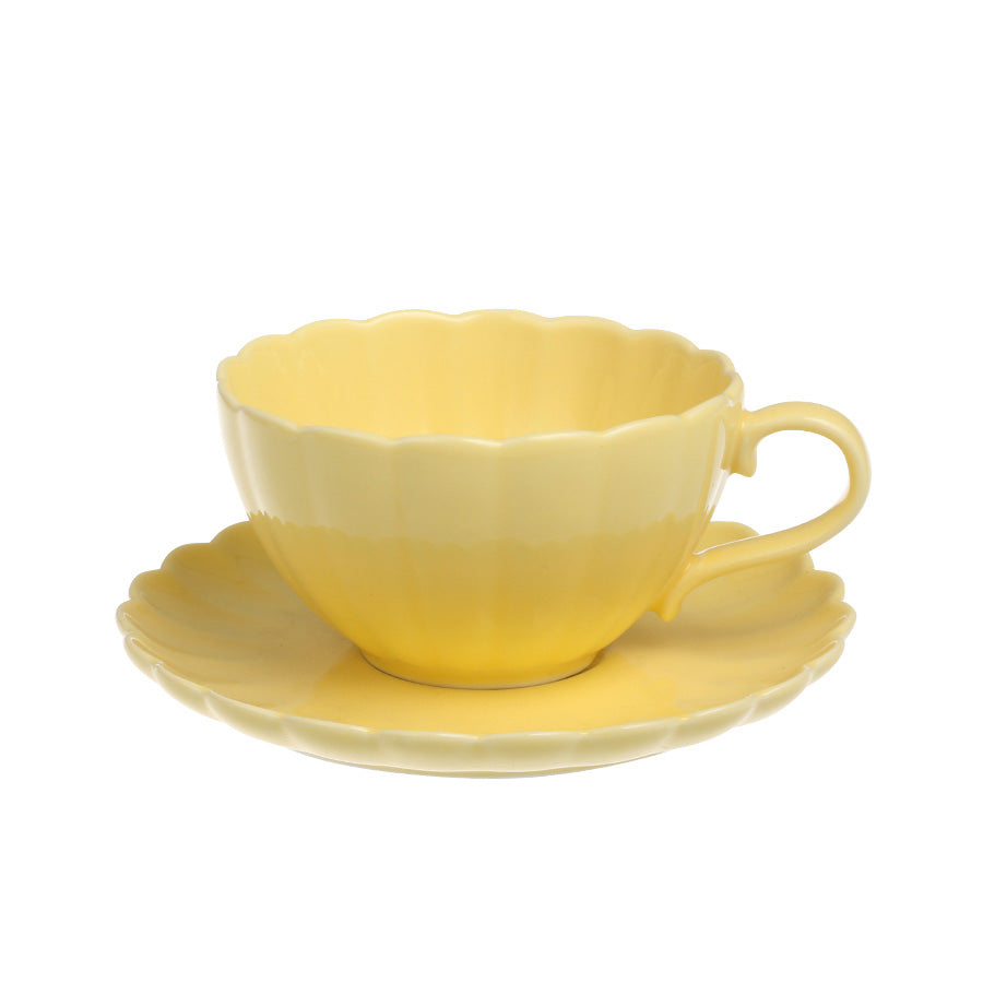 Nova Lilly Kopp og Skål 250ml Gul - En solfylt gul kopp med bølget kant som viser både kopp og skål, perfekt for kaffe eller te, fra NOVA.