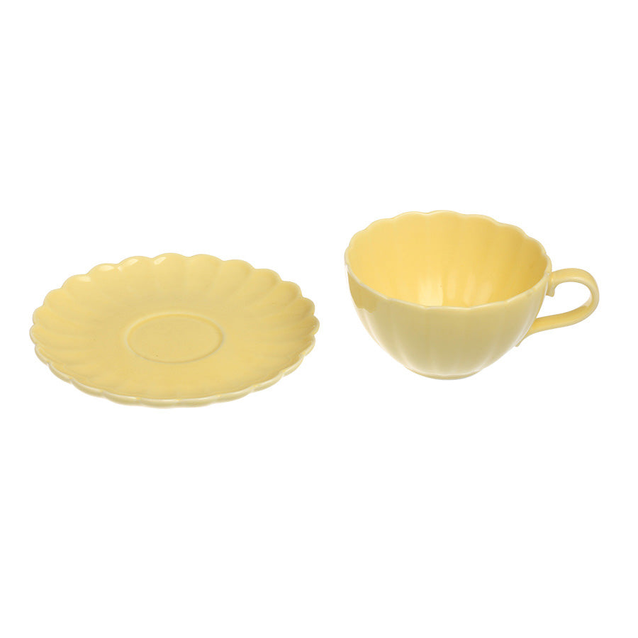 Nova Lilly Kopp og Skål 250ml Gul - Kopp og skål i gult med dekorativt blomstermønster, ideell for kaffepause, fra NOVA.