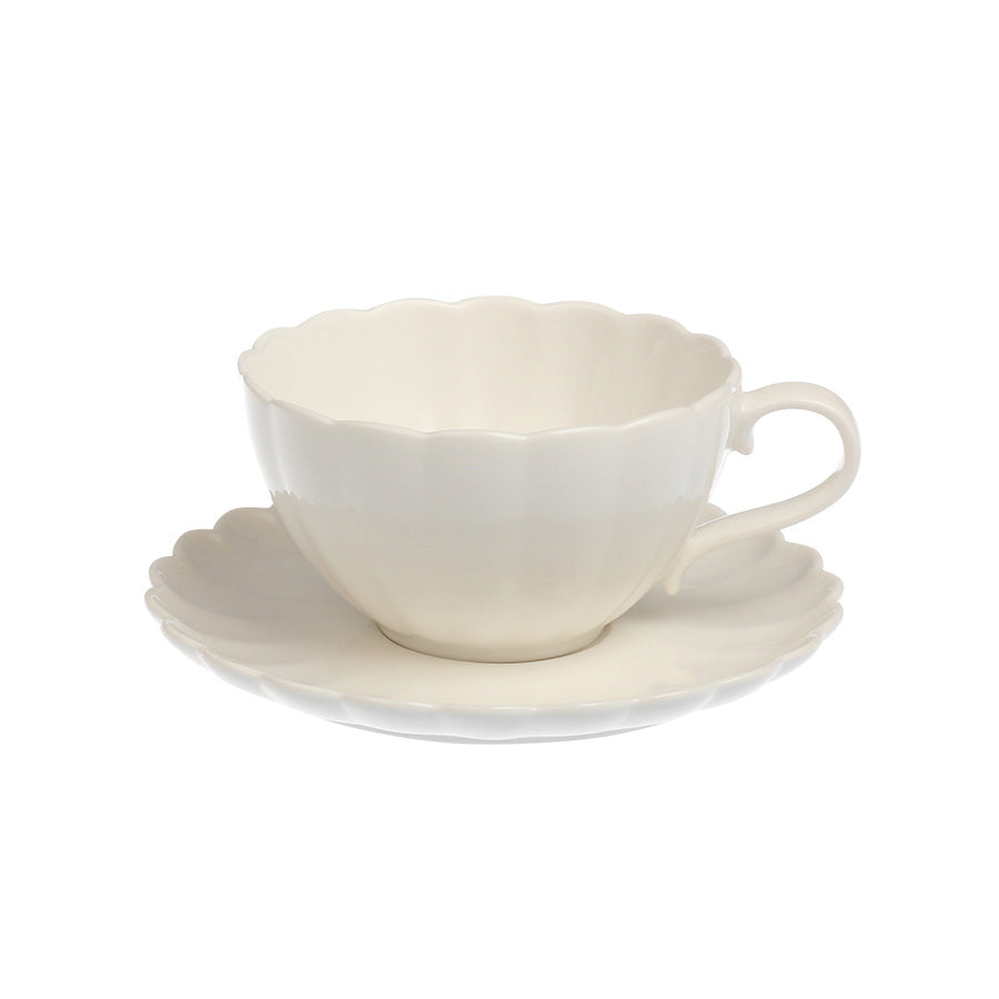 Nova Lilly Kopp Og Skål 250ml Hvit - Elegant hvit kopp med dekorativ kant, ideell for kaffe eller te.