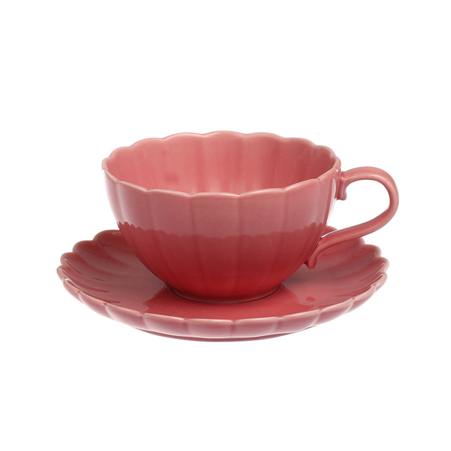 Nova Lilly Kopp og Skål 250ml Rosa - Vakker rosa kopp med blomsterinspirert kant og skål, perfekt for kaffe og te. Kopp og skål fra NOVA.