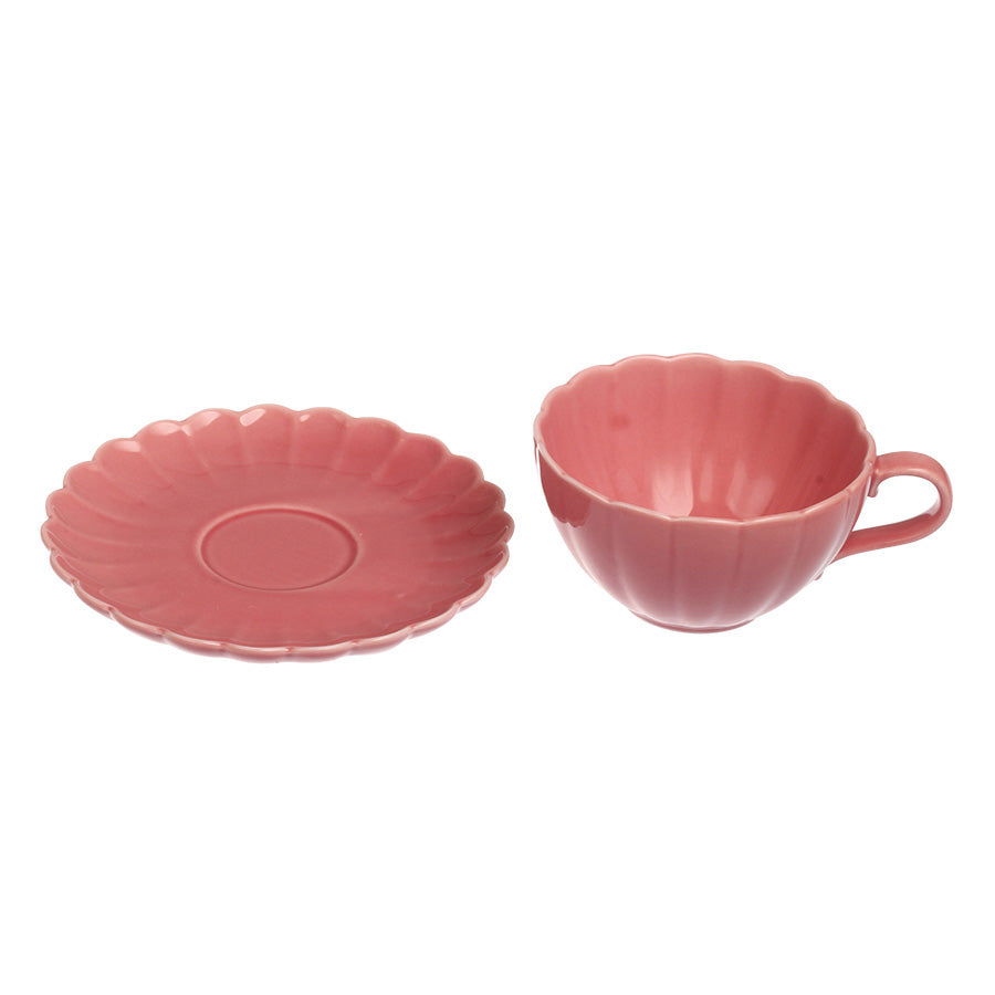 Nova Lilly Kopp og Skål 250ml Rosa - Rosa kopp og skål sett i elegant design, ideelt til servering av varme drikker. Kopp og skål fra NOVA.