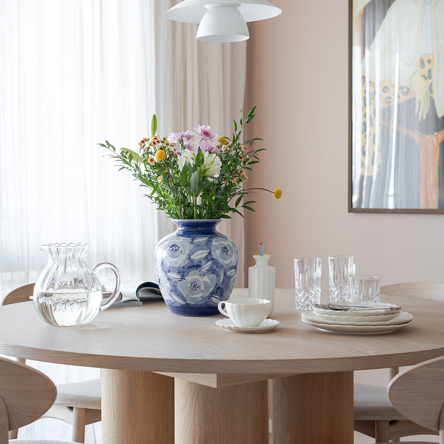 Nova Poppy Vase Keramikk 25cm Blå på spisebordet - Vasen står som et midtpunkt med blomster og gir en stilren atmosfære.