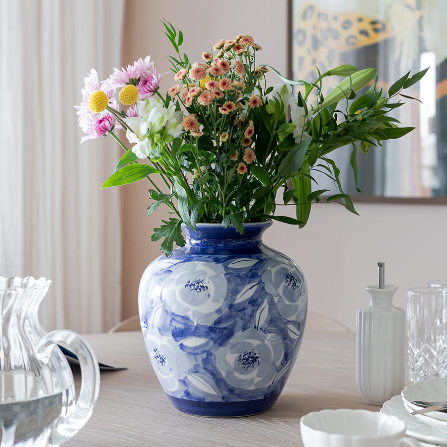 Nova Poppy Vase Keramikk 25cm Blå med blomster - Vasen fylt med fargerike blomster, som gir liv til borddekorasjonen.