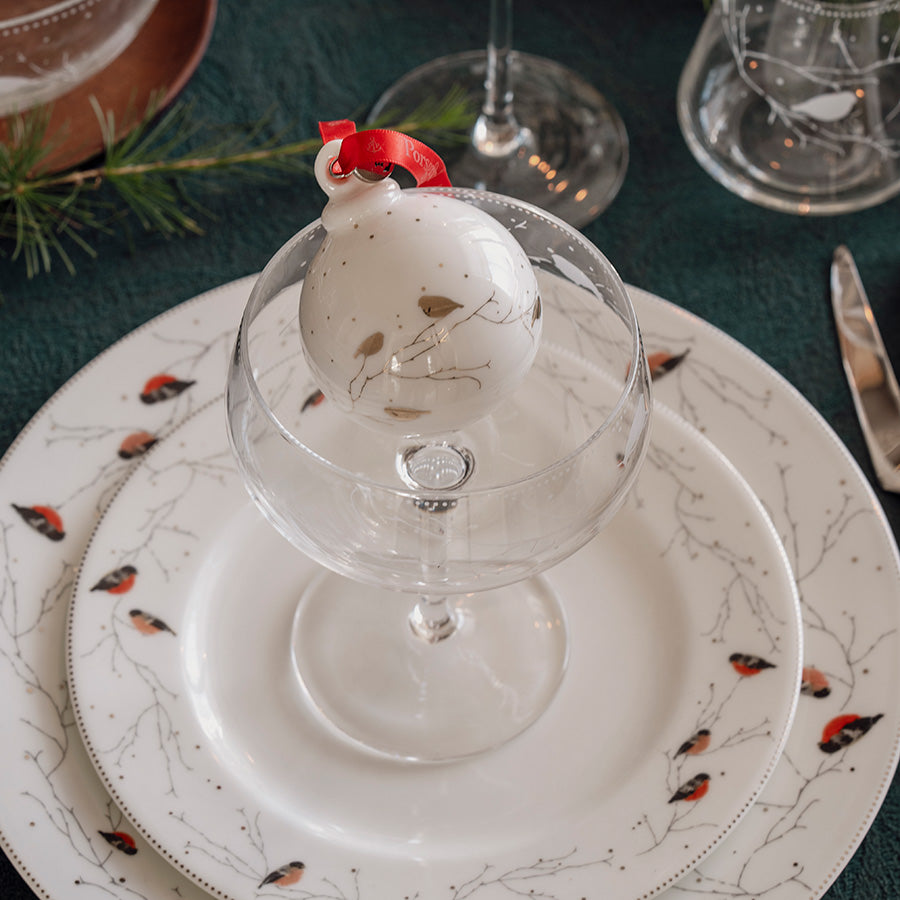 Cavaskål med dessert og Dompap-servise med fuglemotiv på juledekket bord