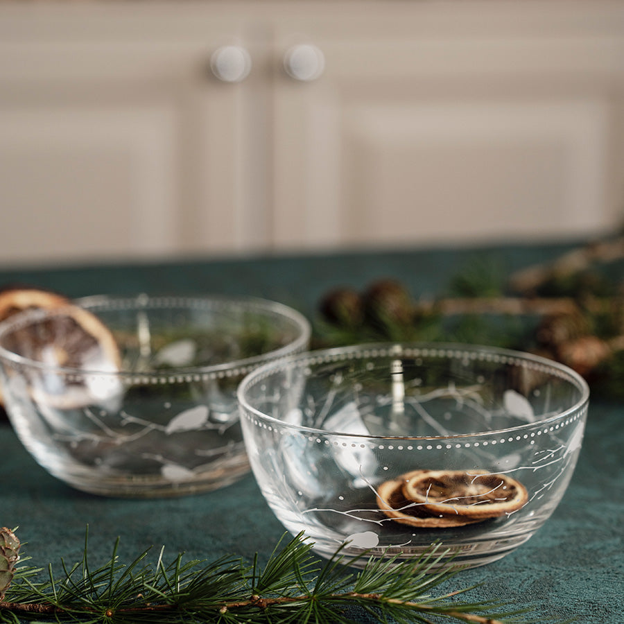 Dompap glass bolle med gravert fuglemotiv, brukt til pynt og servering på julebord