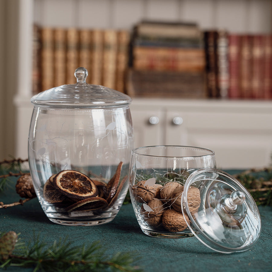 Dompap krukke med lokk fra Porsgrunds Porselænsfabrik brukt til julepynt og nøtter
