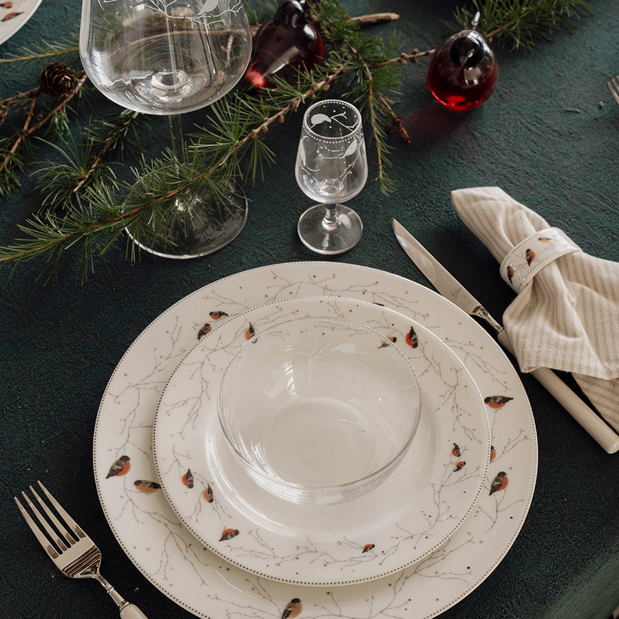 Dompap snapsglass på festdekket julebord med servise og julepynt