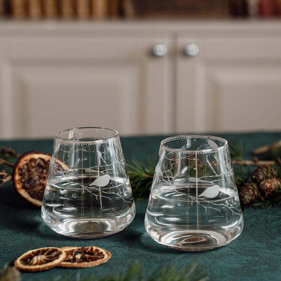 To Porsgrund Dompap vannglass med gravert dompapmotiv på festdekket bord