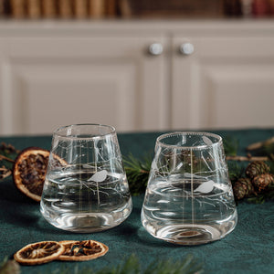 To Porsgrund Dompap vannglass med gravert dompapmotiv på festdekket bord