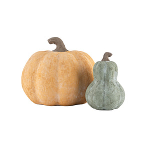 Stort oransje keramikk gresskar kombinert med et mindre grønt gresskar