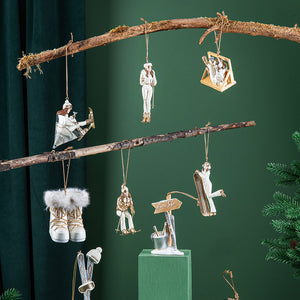 Afterski-kolleksjon med Geilo ornament og flere vinterornamenter på grener foran grønn bakgrunn