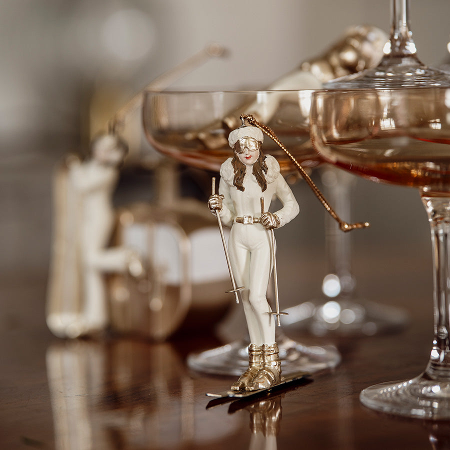 Elegant Geilo ornament med skiløper fra Afterski-kolleksjonen, dekorert på et festlig bord