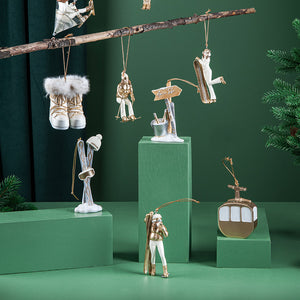 Gullfarget gondol-ornament utstilt sammen med vinter- og julepynt fra Afterski-kolleksjonen