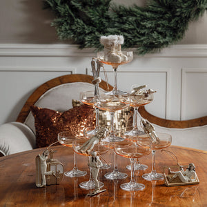 Afterski-ornament med hvite snøstøvler som del av en elegant juledekorasjon på bordet