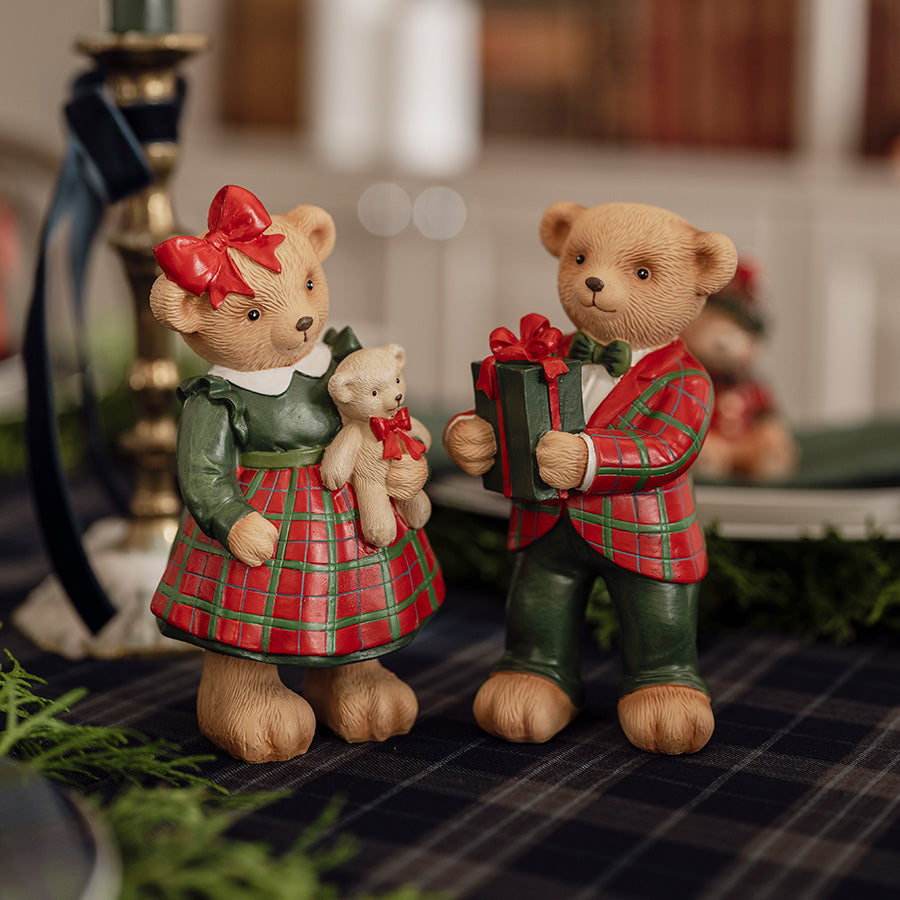 Bamsefigur Ludde og Nelli som sjarmerende julepynt i en festlig stue