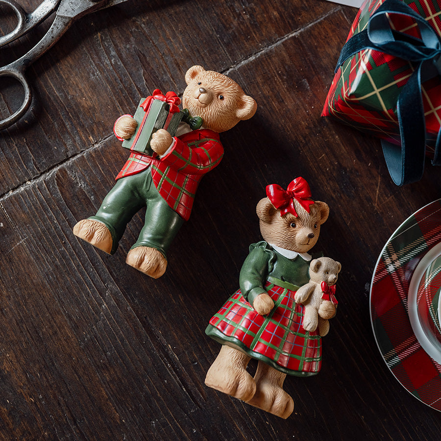 Bamsefigur Nelli med liten bamse og Ludde på et rustikt trebord med juledekorasjoner