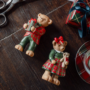 Bamsefigur Nelli med liten bamse og Ludde på et rustikt trebord med juledekorasjoner