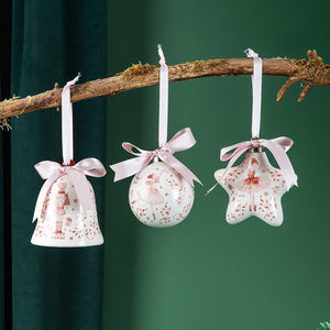 Hengepynt i porselen med rosa ballerina-motiv, vist som klokke, kule og stjerne på en gren