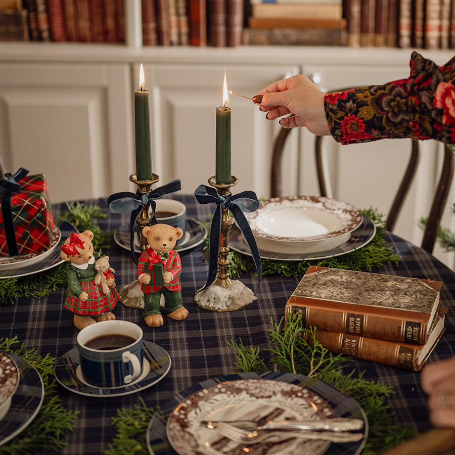 Kopp og skål i blårutete design fra Porsgrunds Porselænsfabrik på et stemningsfullt julebord