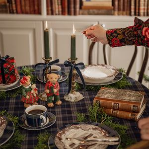 Kopp og skål i blårutete design fra Porsgrunds Porselænsfabrik på et stemningsfullt julebord