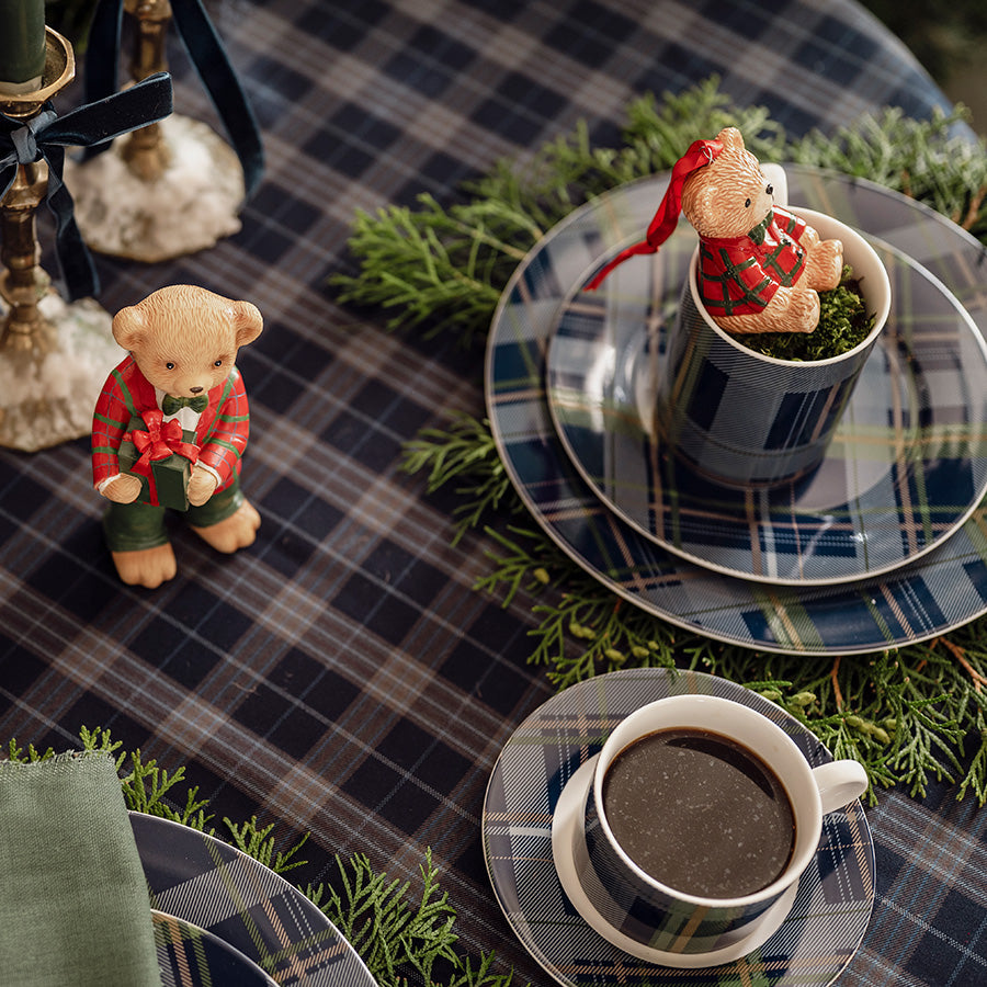 Porsgrunds krus med blått rutemønster og varm kaffe på festlig juledekket bord